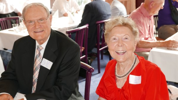 Renate Springer RDP FRPSL führt Neumitglied Dr. Hans-Joachim Drahn in die Geheimnisse der ArGe ein. Noch lachen beide!